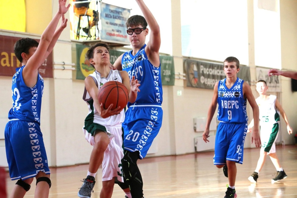    Сургутский клуб «Аверс» стал серебряным призером Первенства УрФО по баскетболу