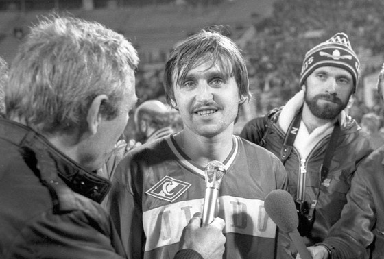    Игрок футбольной команды «Спартак» (Москва) Федор Черенков (2-й слева) отвечает на вопросы корреспондентов после матча