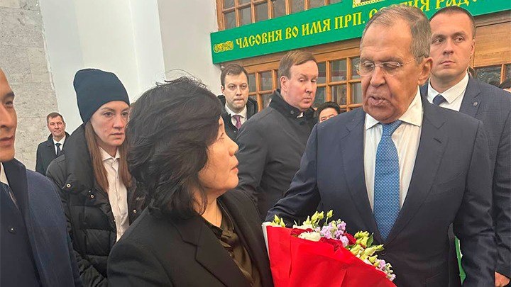    Свою северокорейскую коллегу Сергей Лавров приветствовал букетом цветов на Ярославском вокзале. Скриншот: ТГ-канал Марии Захаровой