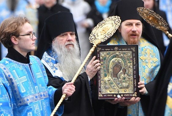    Участники всероссийского крестного хода в честь праздника Казанской иконы Божией Матери в Казани