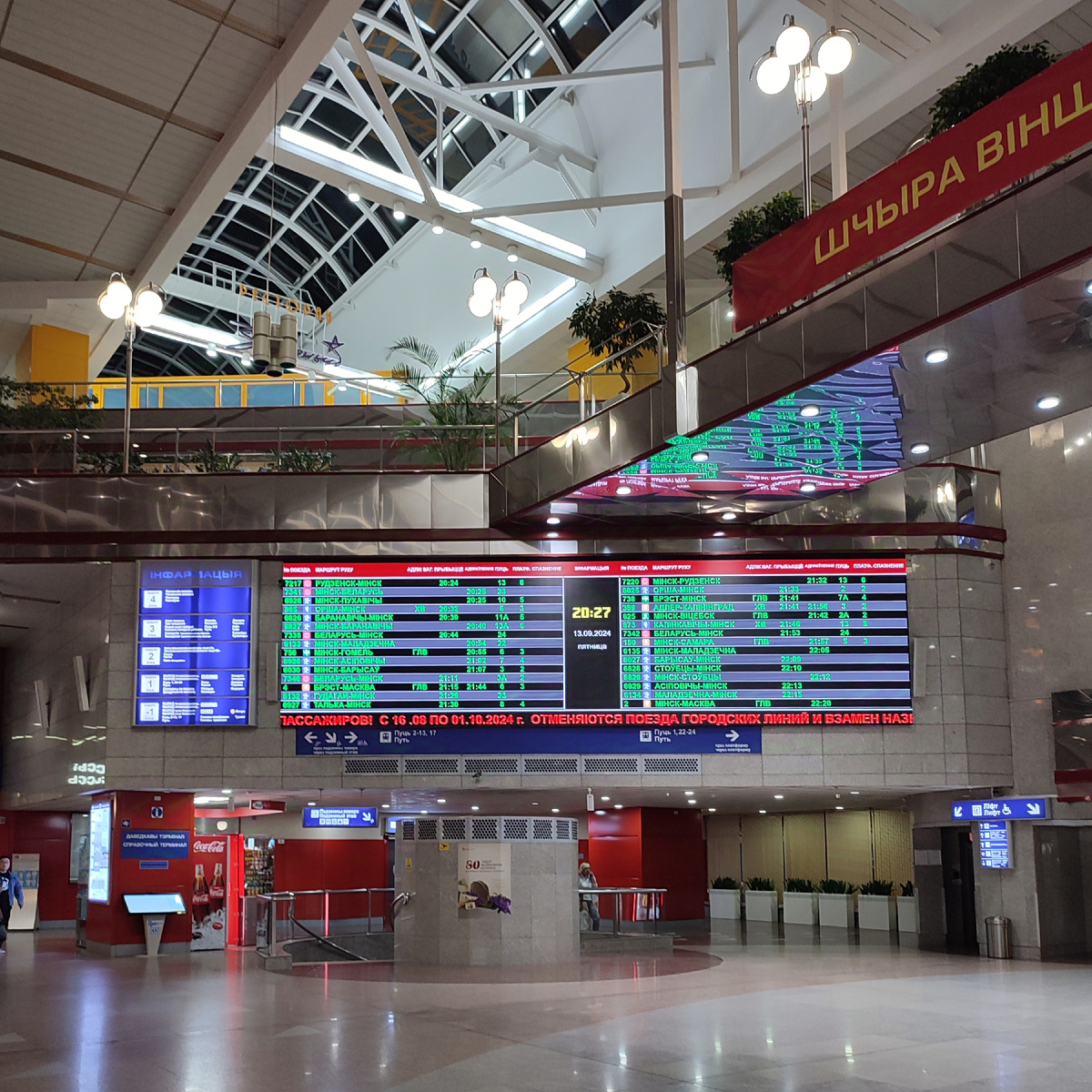 На первом этаже, если зайти с главного входа