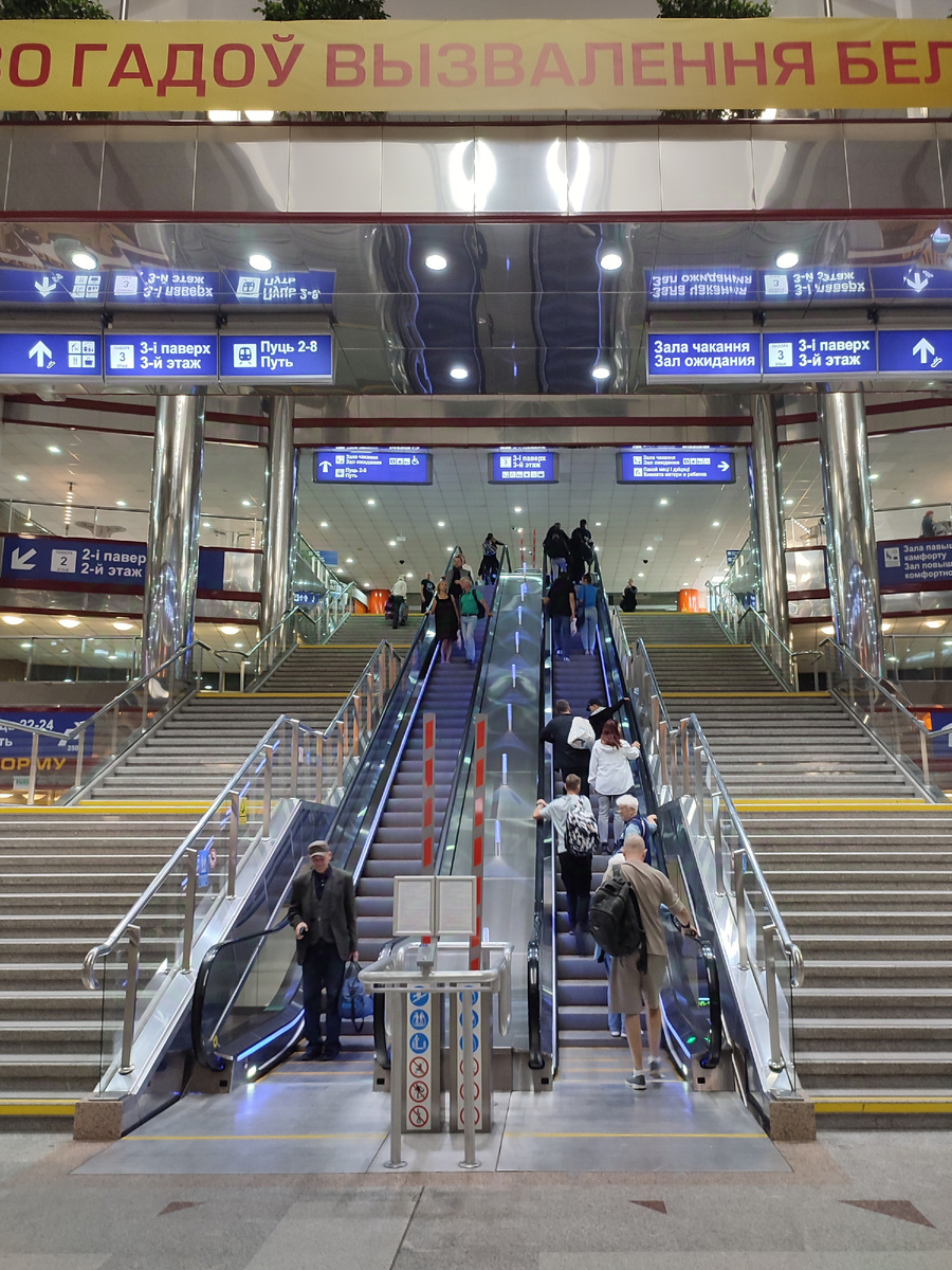 И главный эскалатор везёт в зал ожидания