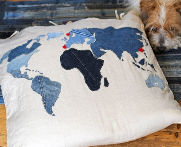    С картой мира   
Источник: «Pillar box blue»