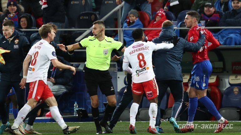    Арбитр Алексей Сухой успокаивает игроков ЦСКА и «Спартака».Федор Успенский