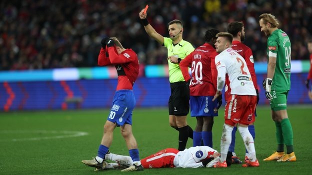    Игрок ЦСКА Иван Обляков получает красную карточку в матче против «Спартака».Александр Федоров