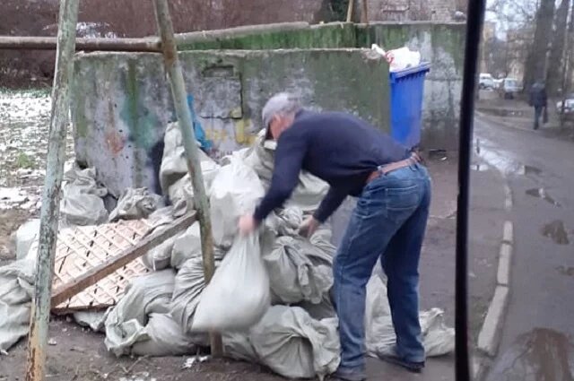    Могут ли грузовики выгружать мусор на контейнерные площадки?