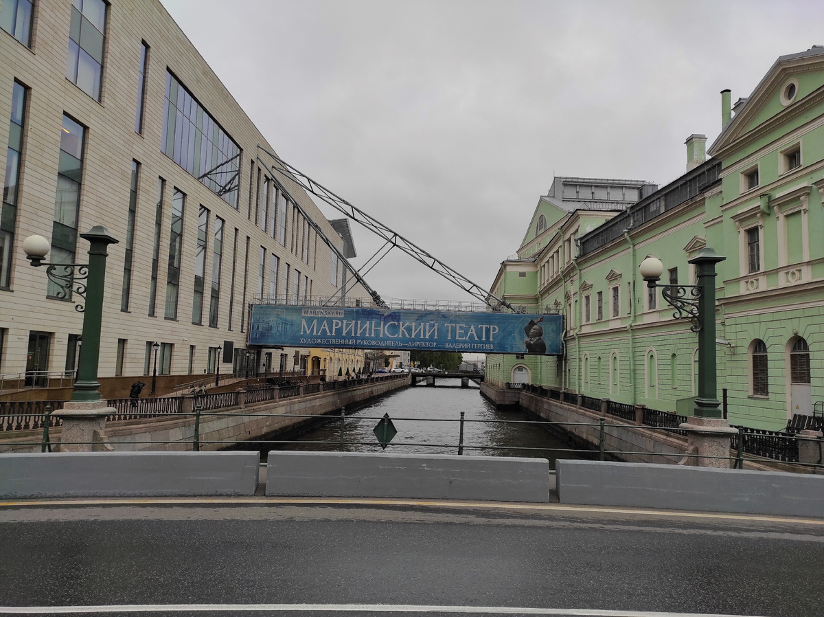 Крюков канал и переход между двумя сценами (или просто рекламная конструкция?)