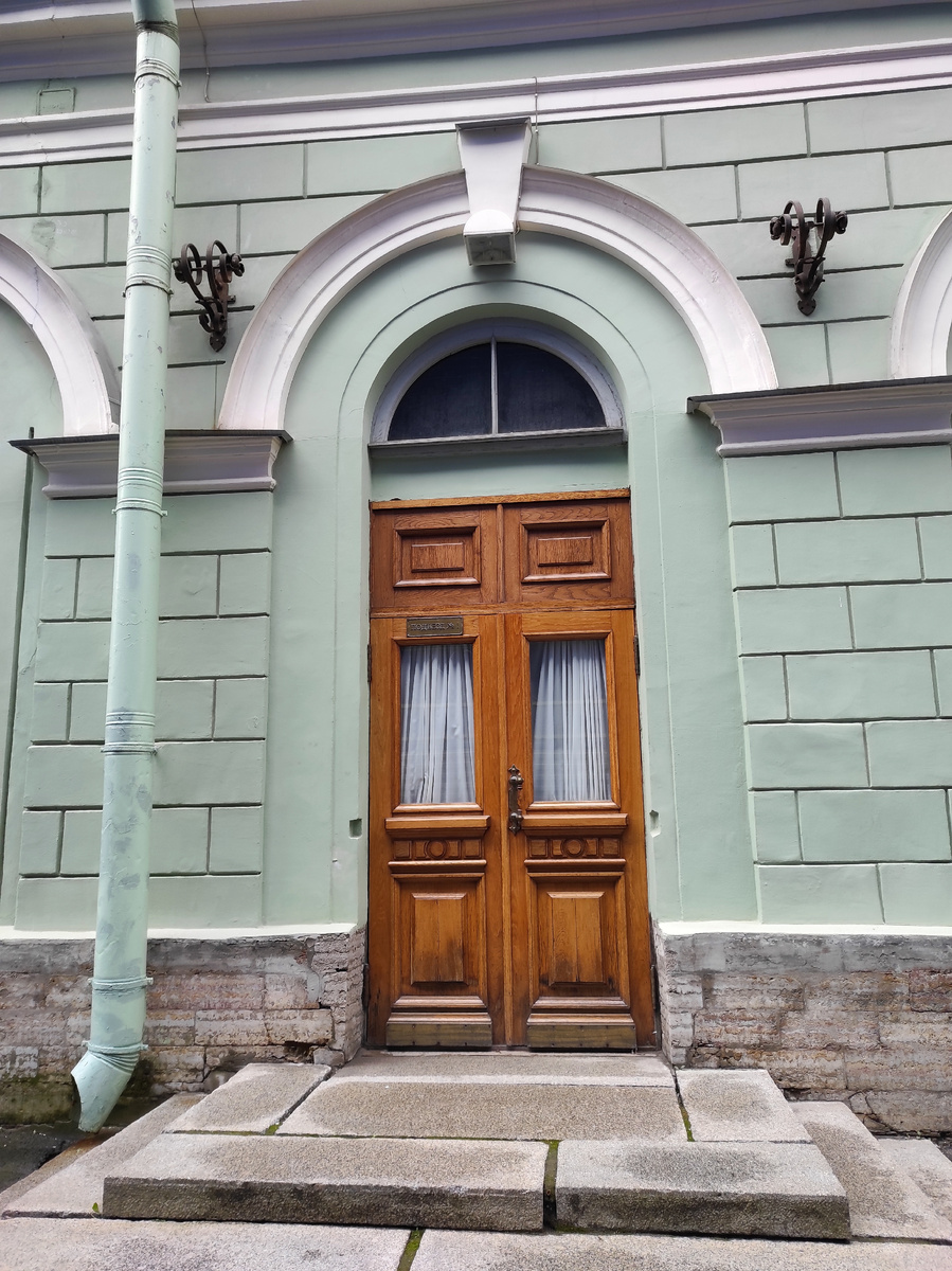 Фрагмент исторического здания театра. Служебный вход 