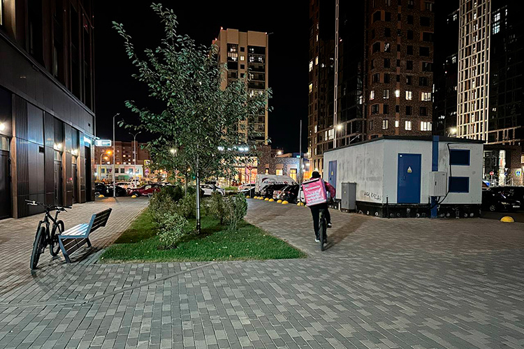    На завод токарем без разряда вас никто не примет, так же как и в IT-компанию без высшего образования, а курьером — пожалуйста… Можешь идти хоть сразу после школы.   
Фото: «БИЗНЕС Online»