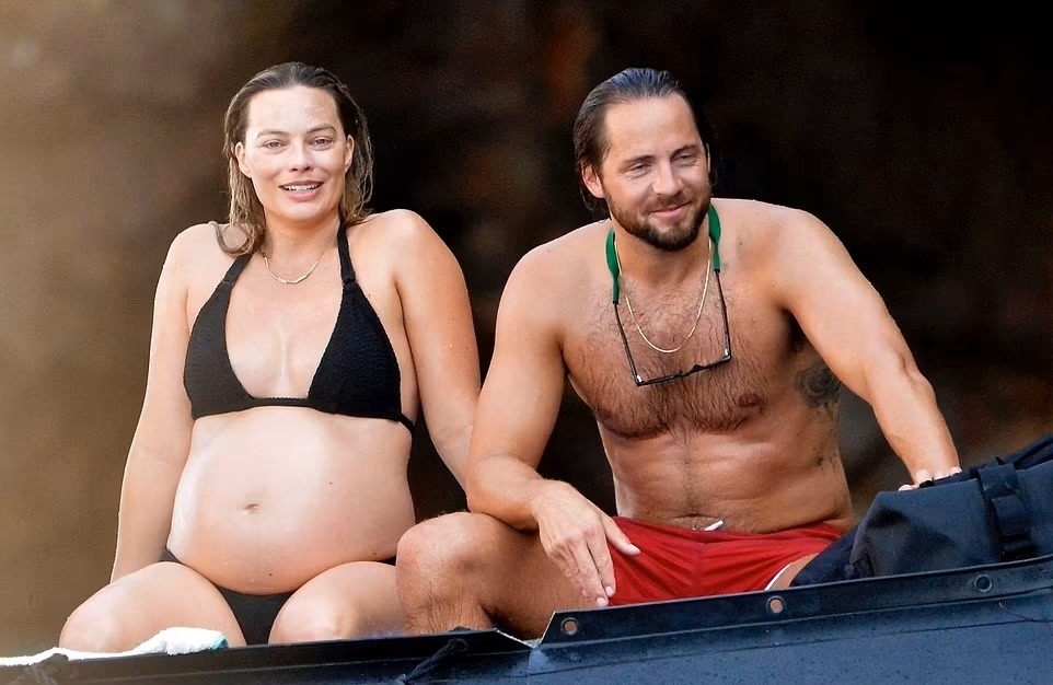    Марго Робби и кее муж Том АкерлиСоцсети