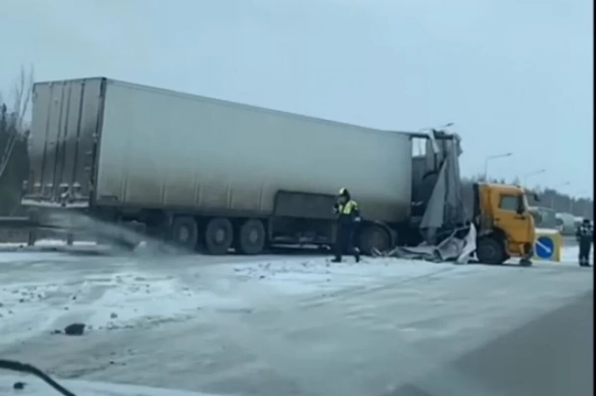    По сообщениям, столкнулись две фуры