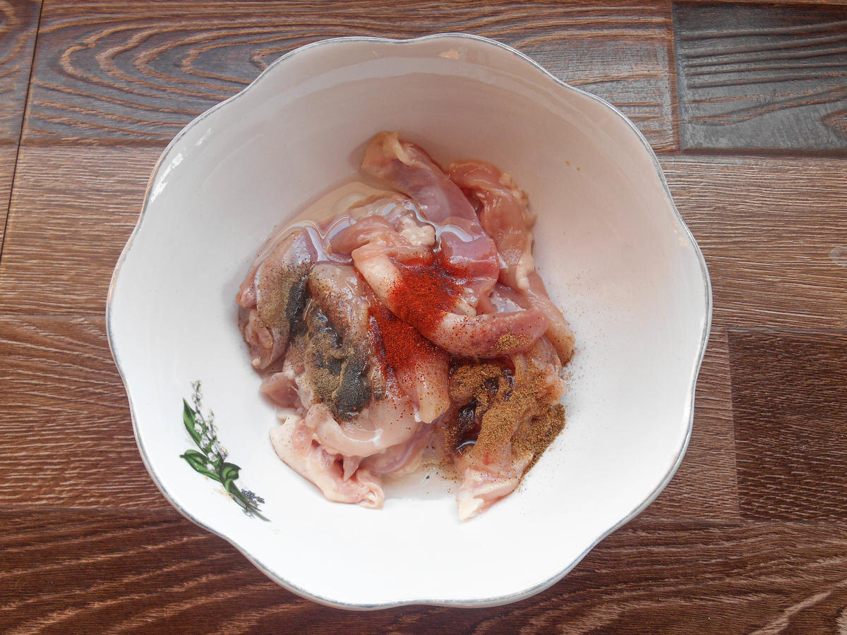  За это время курица хорошо промаринуется и впитает все ароматы.
Пищевая плёнка позволит не улетучиться любимым специям.