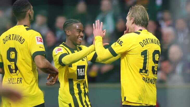 Игроки Боруссии Дортмунд празднуют гол