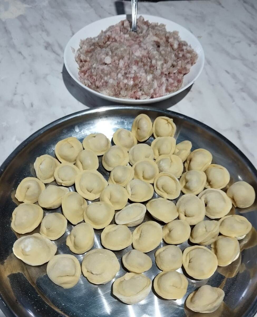 Муж тоже помогал - складывал пельмени на лист. Малость, а приятно. К тому же он сделал самую важную работу - перекрутил мясо, которое вчера у фермера купили. Молодец!