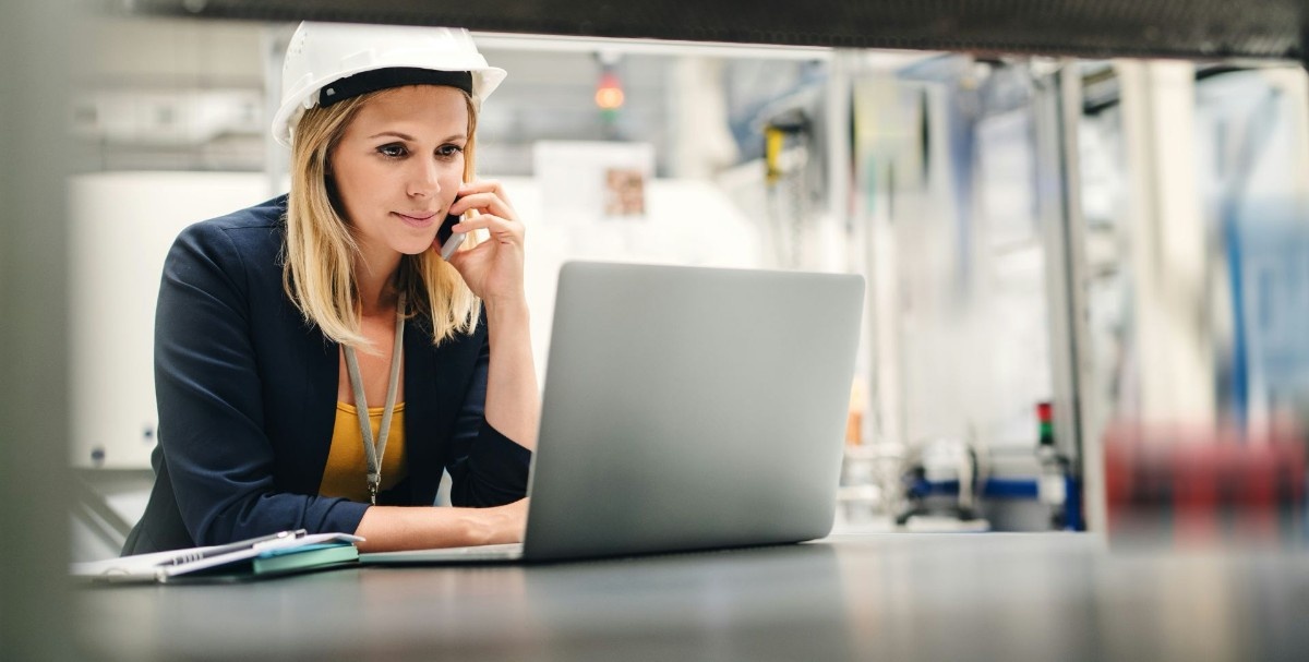 Такое отношение к импортным товарам - стало "традиционным" явлением. Так сложилось исторически и причин этому несколько. Застой в развитии в СССР, где дизайну вещей не уделялось особое внимание + тенденция с петровских времён перенять всё западное ибо оно лучше, чем своё родное. 