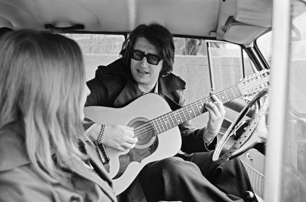    Александр Борисович Градский (Фрадкин) родился 3 ноября 1949 года в Копейске (Челябинская область). Его отец был инженером-механиком, а мать — актрисой, руководителем театра самодеятельности. Когда мать Александра скончалась, он в память о ней взял её девичью фамилию / Юрий Абрамочкин/РИА Новости