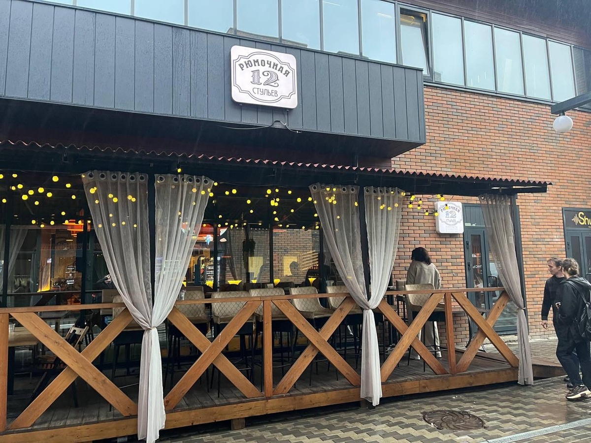 Рюмочная «12 стульев» находится в Иркутске по адресу: ул. Партизанская, д.28а/1