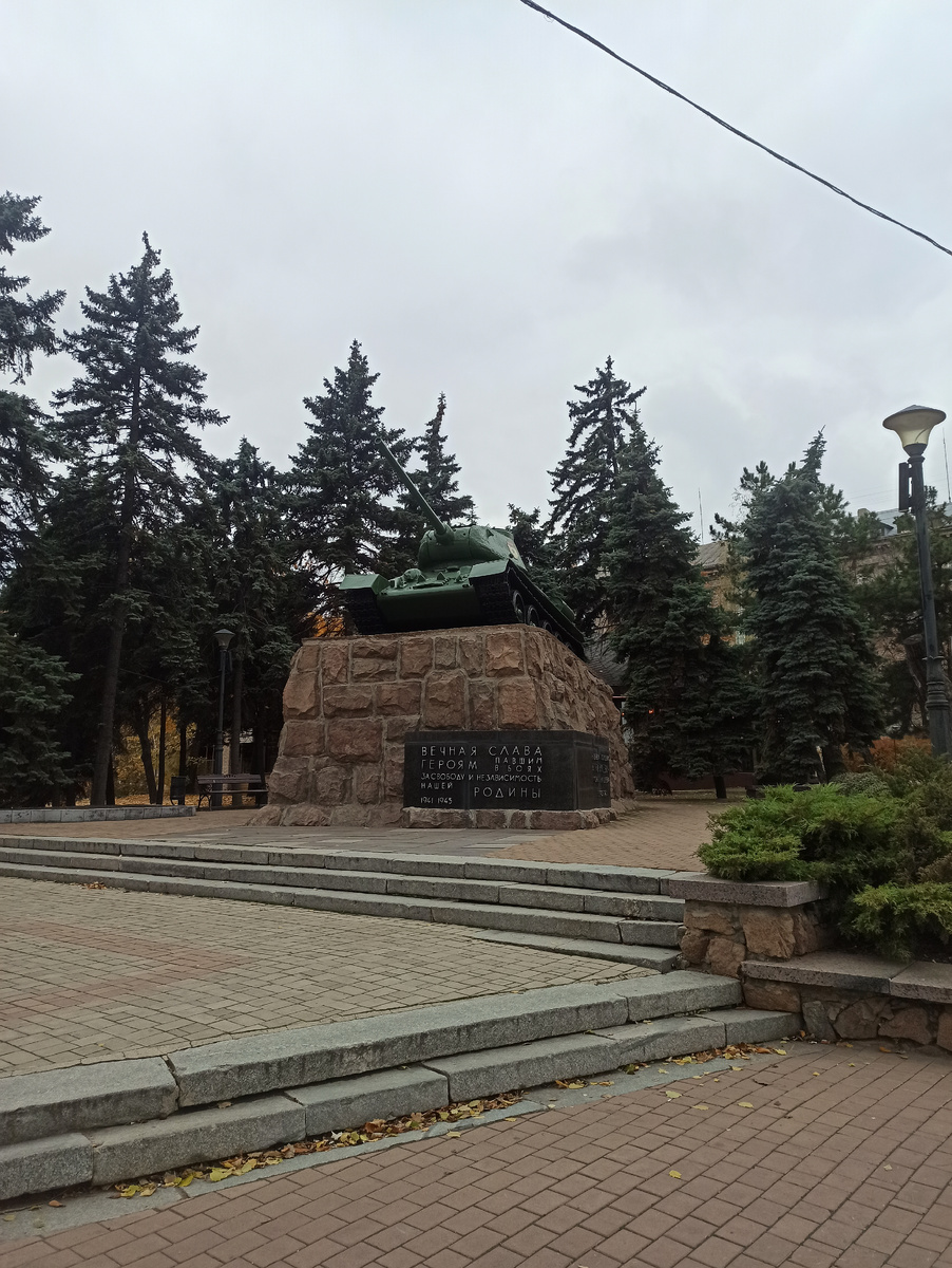 Памятник танку Т-34 возле Театра Оперы и Балета в Донецке. В советское время возле этого памятника собирались футбольные фанаты, а рядом с ними соседствовала "Скулёжка" (место тусовки музыкантов и любителей рок - музыки и неформальной субкультуры).