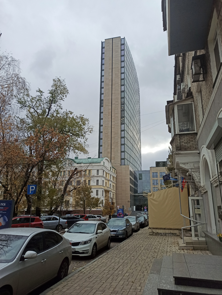 Бизнес Центр "Пушкинский" между площадью Ленина и бульваром Пушкина.