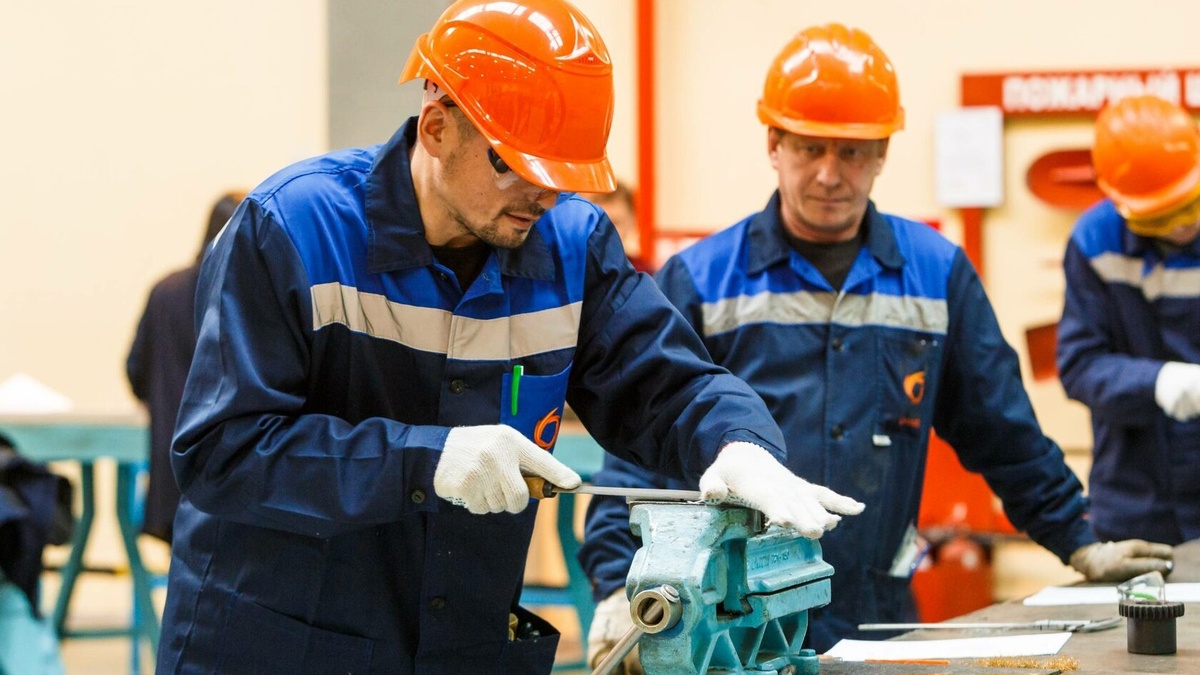 И вот смотрю на неё и невольно сравниваю её оптимистическую позицию совершенно с другим примером в жизни: одного возрастного слесаря старше 50 лет, который работает в местном ЖКХ.