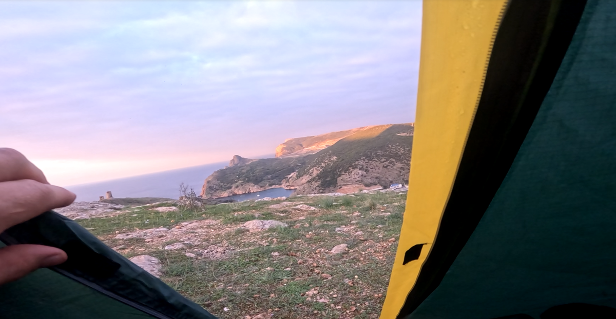 Доброе утро! Утром прямо ждешь этого момента, когда расстегнешь молнию палатки, распахнешь тканевую створку.......а там.......И ты сидишь, и практически не дышишь, обалдев от той природной красоты и непередаваемой атмосферы! И только так ты начинаешь понимать-как же хорошо быть на природе, вот так, без капитальных стен!