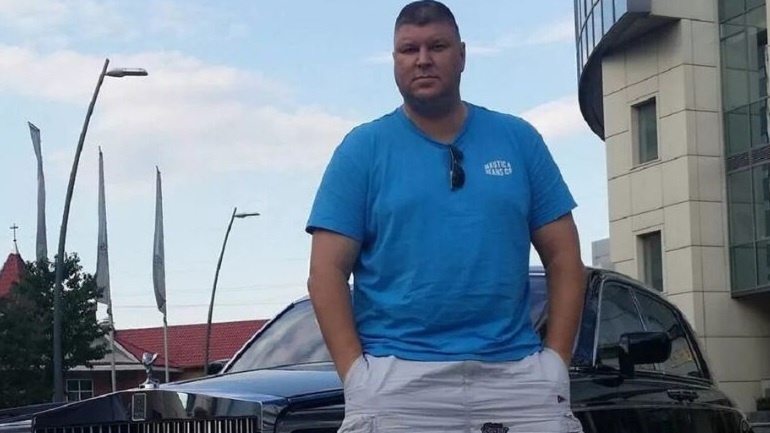 Андрей Свиридов знаком широкому зрителю по роли охранника олигарха Сильвестра Андреевича в гиперпопулярном молодёжном сериале «Универ». 