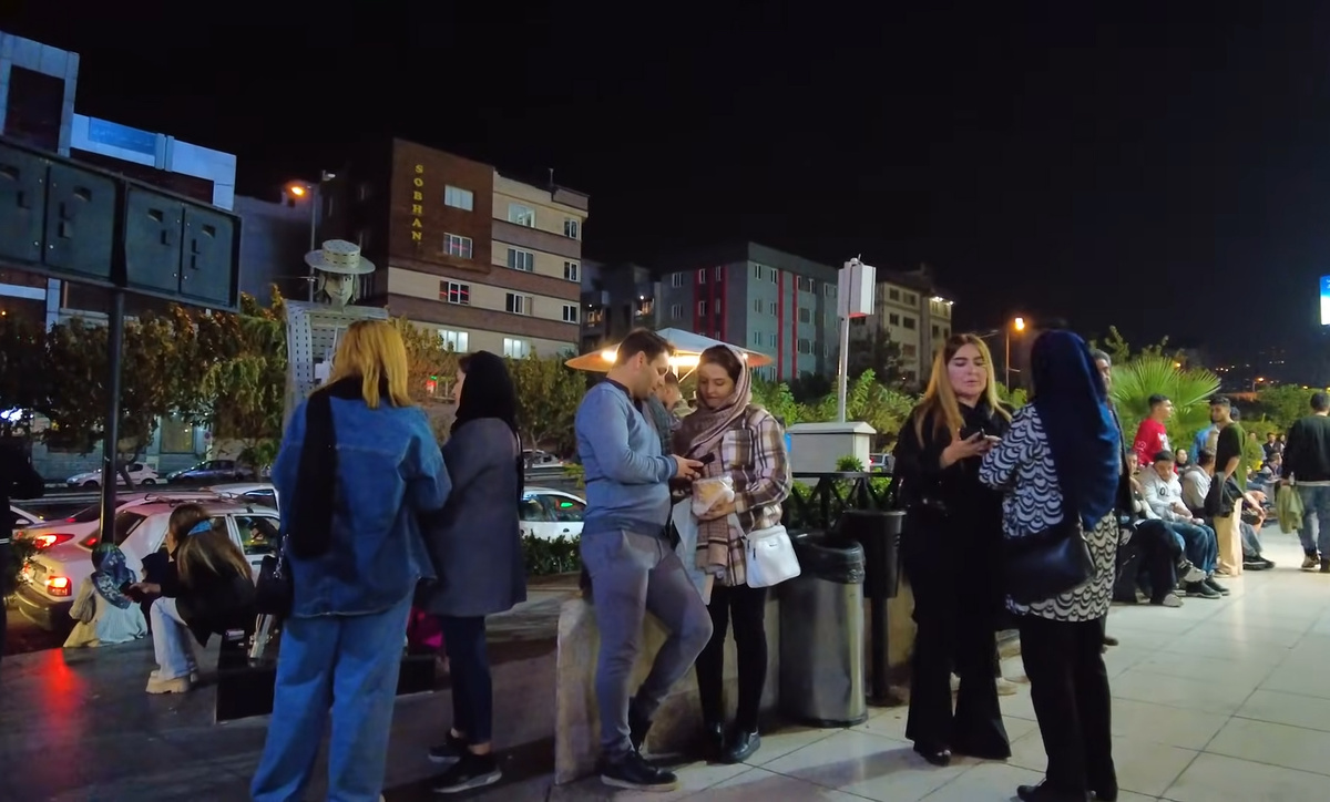 Вечерняя жизнь в Тегеране. Женщины могут ходить без платков, однако большинство их надевает.