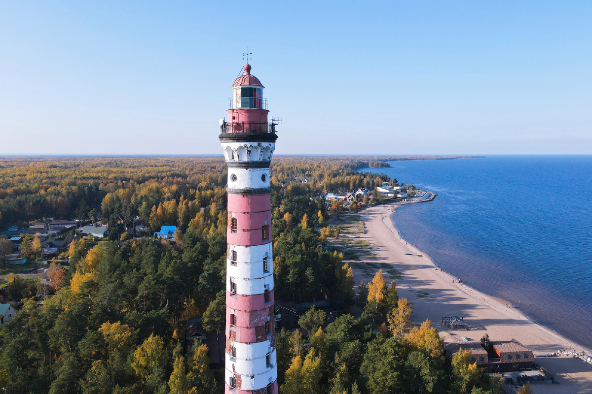 Осиновецкий маяк на берегу Ладожского озера.