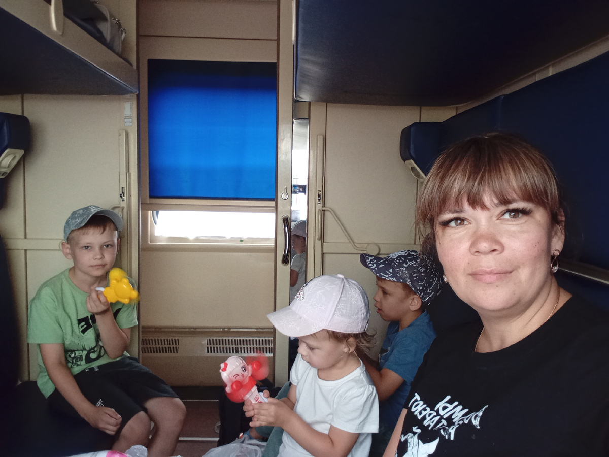 Наш состав и едем мы на юг