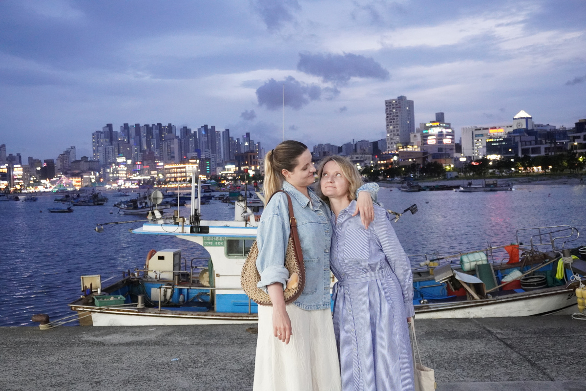 Мы с мамой, а позади нас лодки на которых вылавливают часть морепродуктов, которые потом подают в заведениях