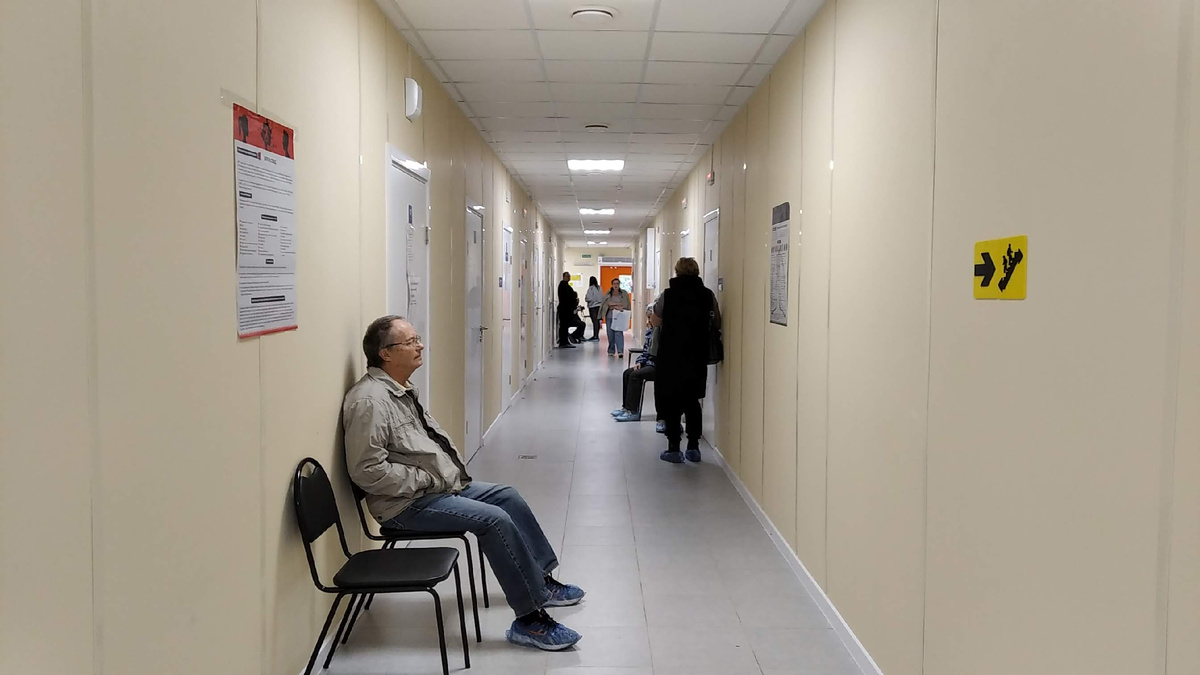 Коридор нового ФАПа в Дачном. Вдалеке вход: оранжевая дверь