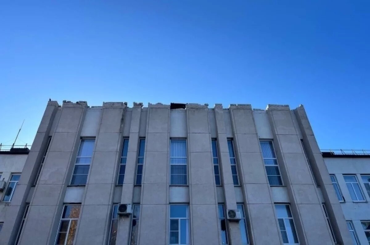    Сильный ветер повредил кровлю здания администрации Крыловского района