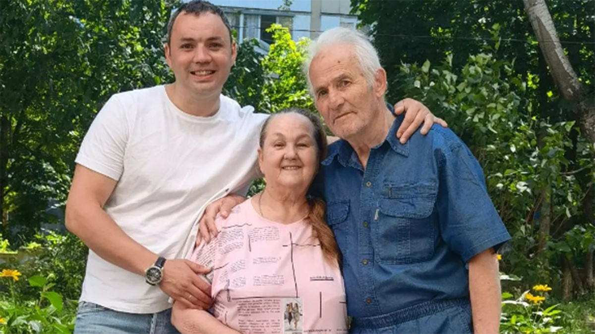 Александр Гобозов с мамой и папой. Фото: соцсети Саши Гобозова