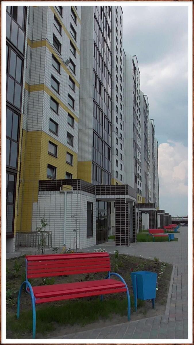 В доме мало пенсионеров, редко когда можно застать бабушек сидящих возле подъезда на скамеечке.