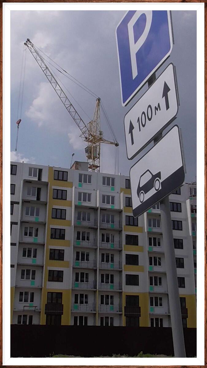 Дом запечатлён на стадии строительства, панельки быстро собираются. за год возводится новый дом.