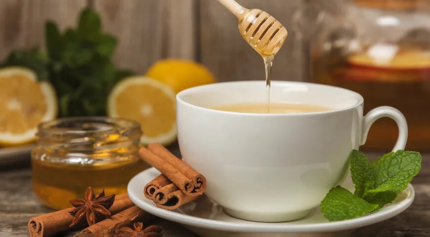   Сбитень готовят из меда и воды с добавлением пряных трав и специй (Shutterstock/FOTODOM)