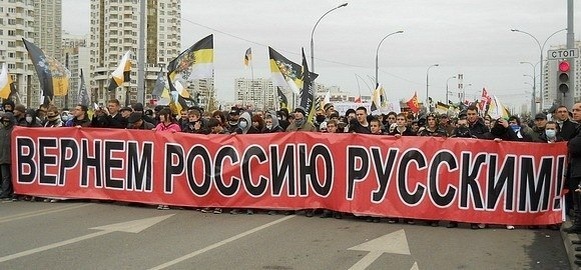 Национализм и ксенофобия — сложные социальные явления, глубоко укорененные в истории разных стран, включая Россию. В последние годы рост националистических настроений и проявлений ксенофобии вызывает тревогу, так как они могут существенно повлиять на развитие российского общества и государственности. Давайте рассмотрим, к чему могут привести эти процессы и каковы возможные последствия для политической, экономической и социальной стабильности страны.