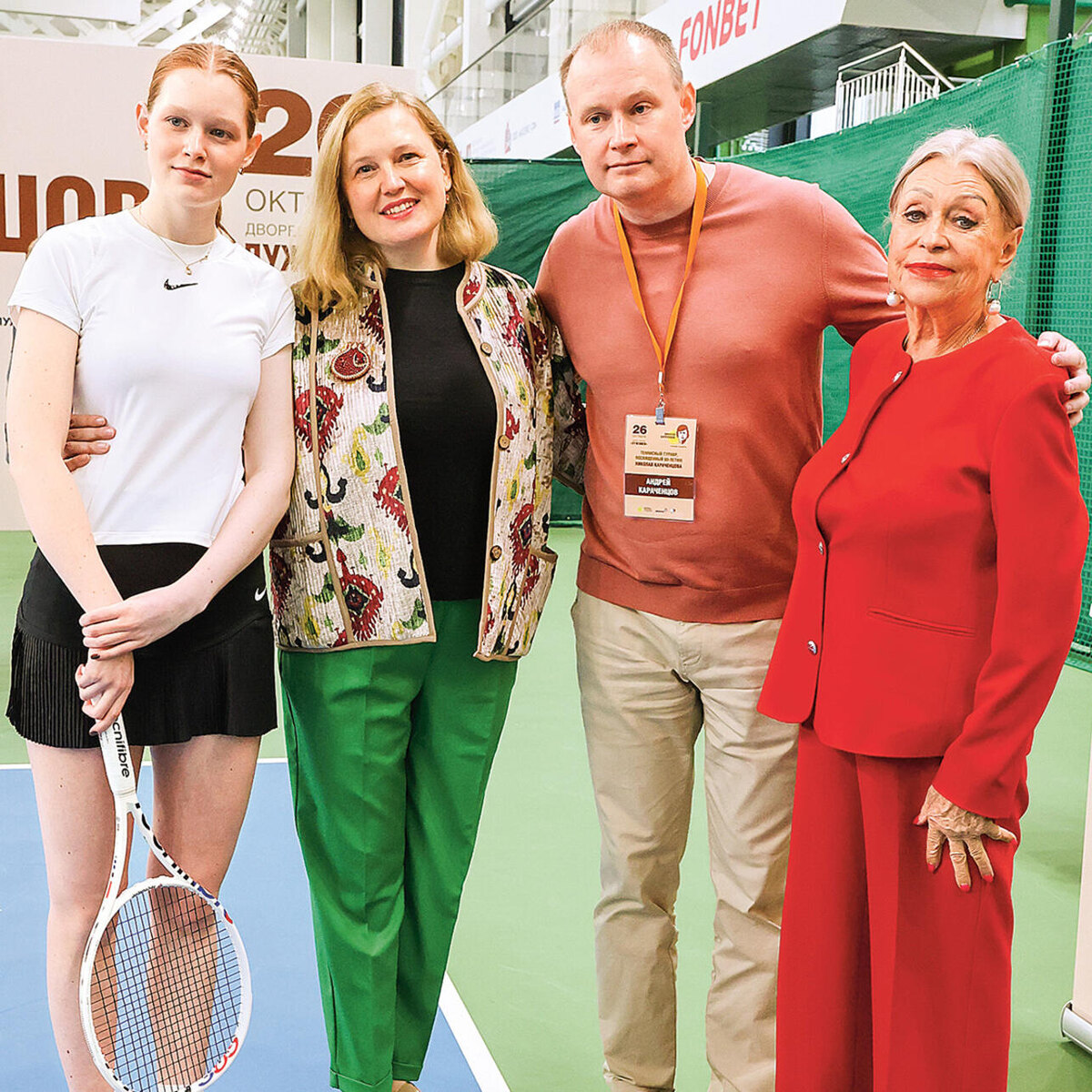    Справа налево: вдова Николая Караченцова Людмила Поргина с сыном Андреем, невесткой Ириной и внучкой Юрий Феклистов