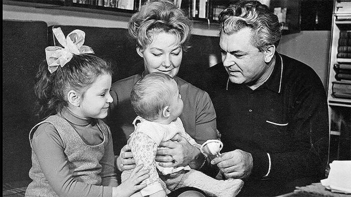  Ирина Скобцева и Сергей Бондарчук с детьми, Аленой и Федором./Фото: 1tv.ru
