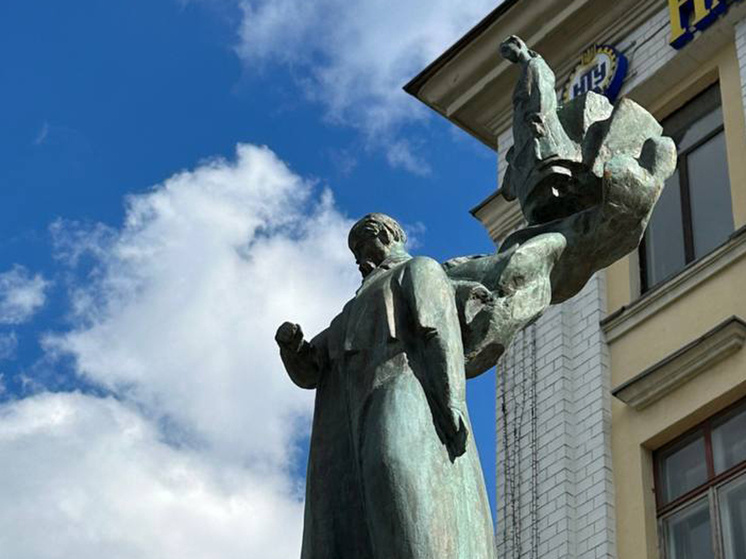 Памятник Тарасу Шевченко, установленный в Киеве вместо снесенного бюста А.С. Пушкина. Фото: Telegram-канал Кирилла Степанца