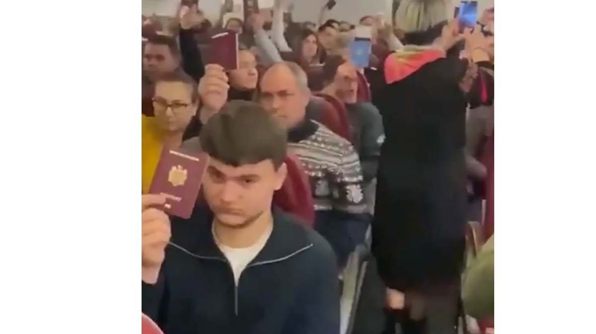 Скриншот с видео. Сообщается, что это самолет из Москвы в Минск, куда летят молдаване, отчаявшиеся успеть проголосовать в российской столице. 