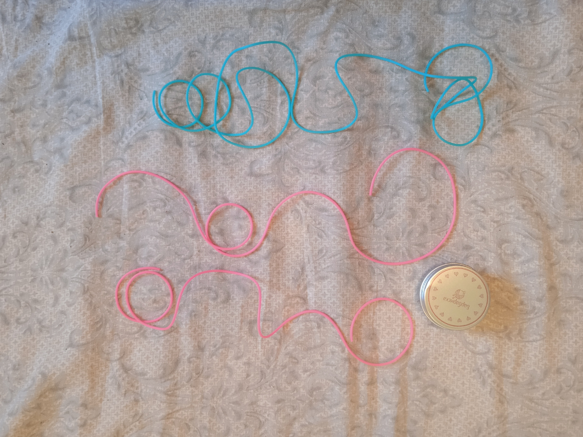 Шнуры 75 см (розовые) и 150 см (голубой) для тонких спиц (до 5 мм). Купила на wildberries за 431 р.