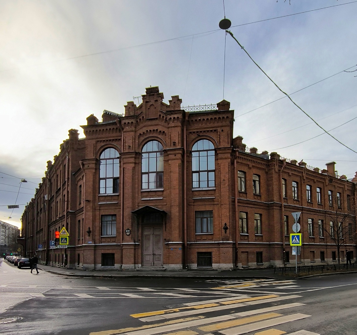 Корпус на углу Новгородской и Старорусской улиц. Здесь и далее - фото автора, если не указано иное.