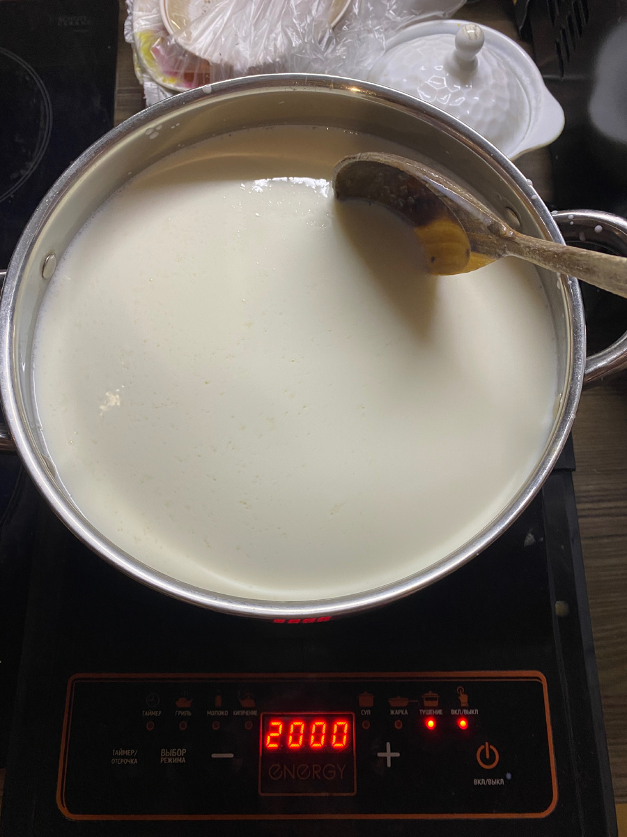 Нагрев молока с сахаром и содой