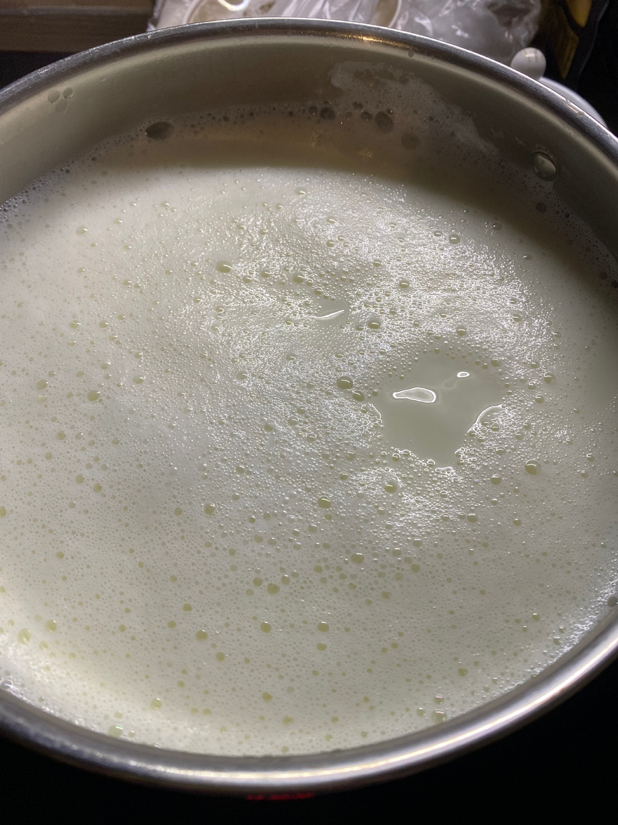 Молоко закипело. Помешиваю и убавляю мощность плитки 