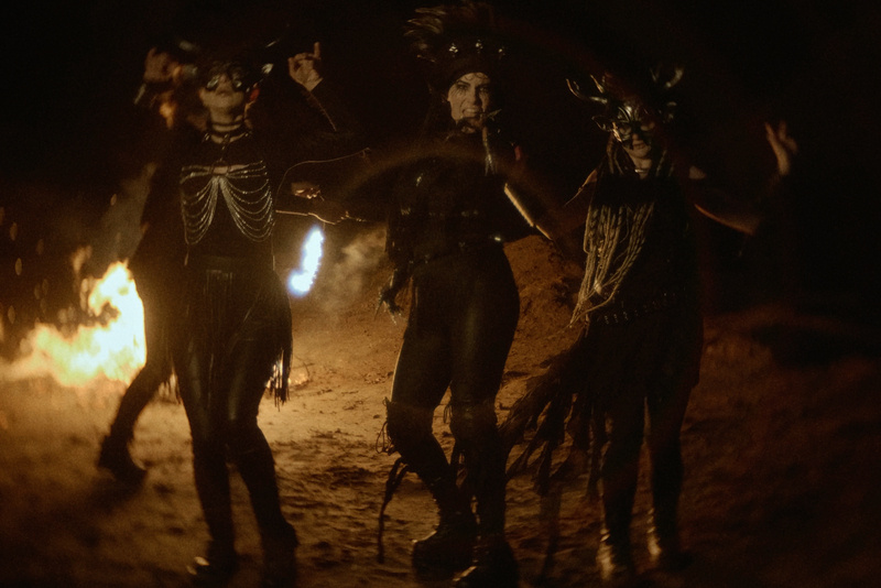  Anne Clainoire (Энн Клэнуар), кадр из клипа Burn that Man! 