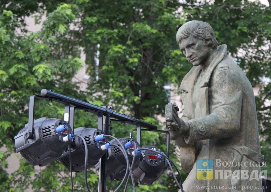     Фантасты за забором: в Волжском зачем-то оградили арт-парк «Ультра 100»
