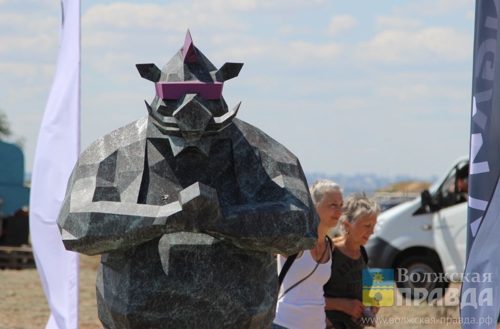     Фантасты за забором: в Волжском зачем-то оградили арт-парк «Ультра 100»
