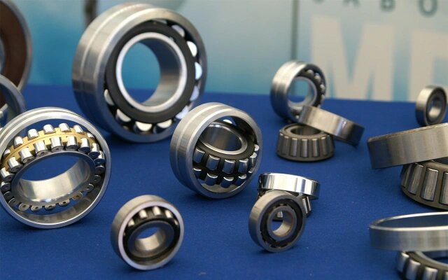 Подшипники качения различных размеров и конструкций (Фото: Redline / CC BY-SA 3.0 / Wikipedia Commons)
