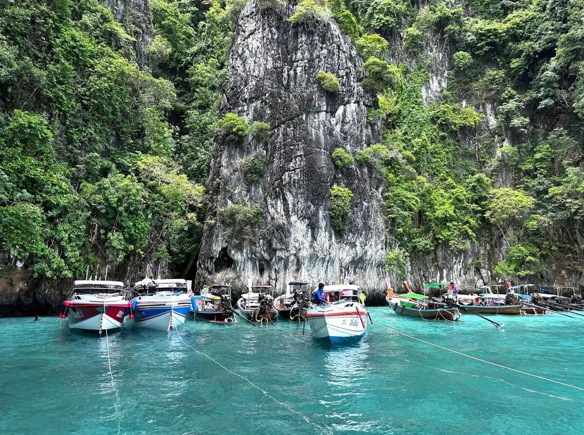     Знаменитый архипелаг Пхи-Пхи в Андаманском море находится на примерно одинаковом расстоянии от Пхукета и Краби. © "Интерфакс"